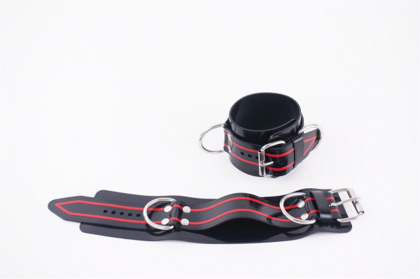 VABWR02C0B0R00_Wrist_Restraints_2_D_Rings_Black_Red_Trim_01.jpg