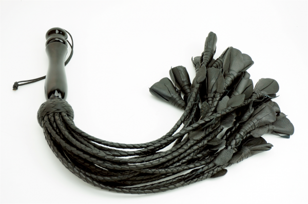77654062_mister_b_leather_flogger_18_tails_wooden_handle_4.png
